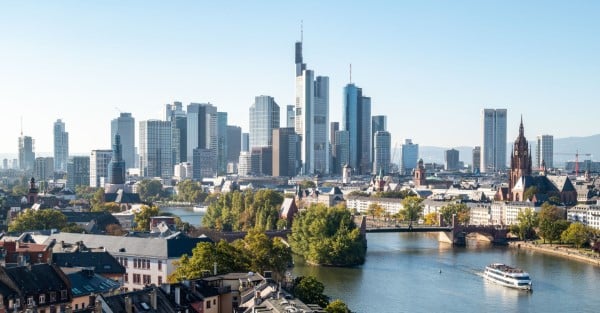 Frankfurt Skyline mit Fluss und Boot