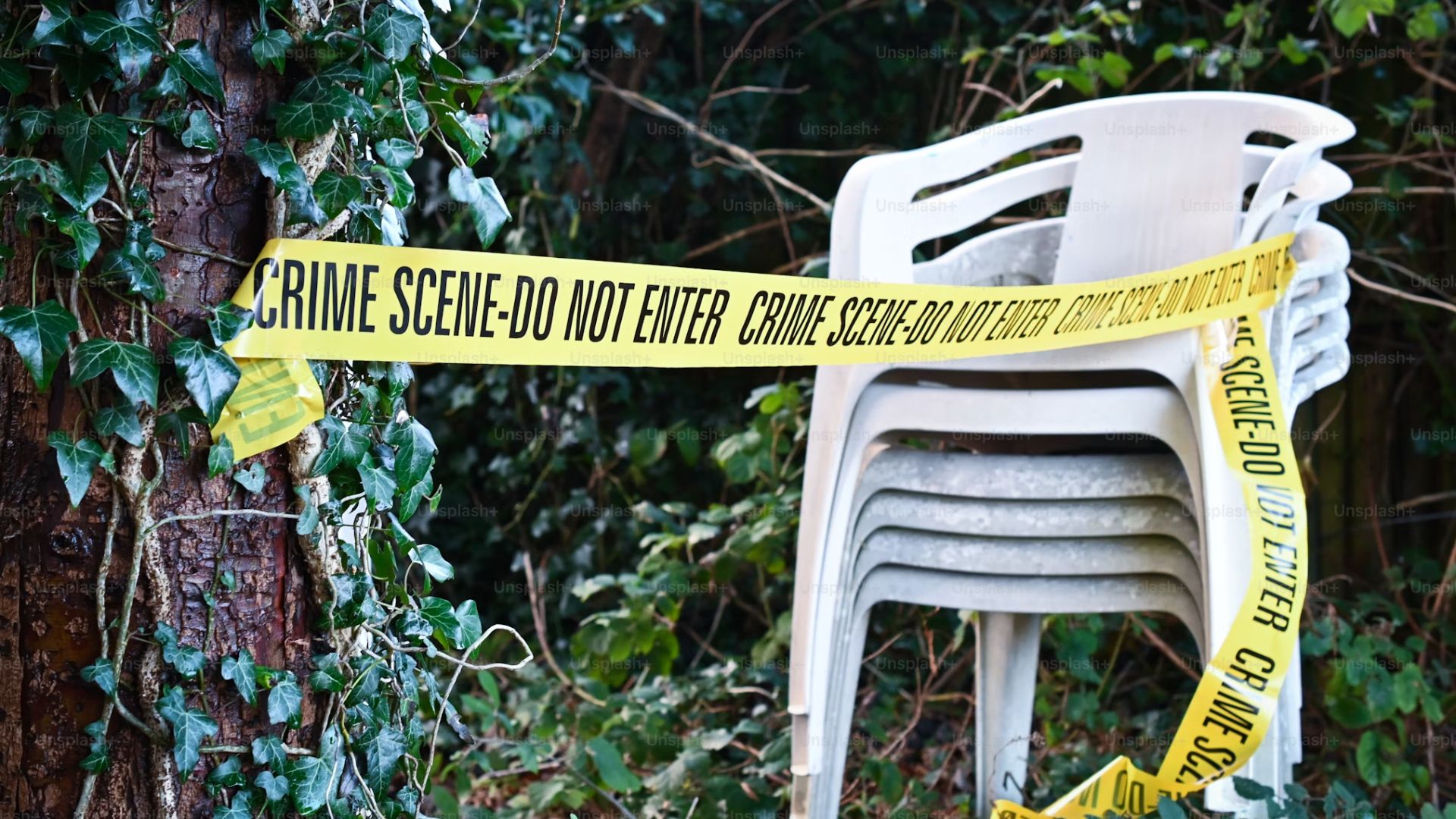 Plastikstuhl abgesperrt mit Polizeiband