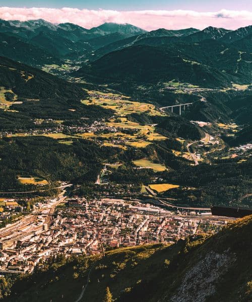 Innsbruck Foto von einem Berg nebenan, ganze Stadt ist zu sehen