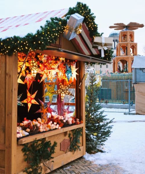 Verschneite Weihnachtsbude auf einem Privatgelände