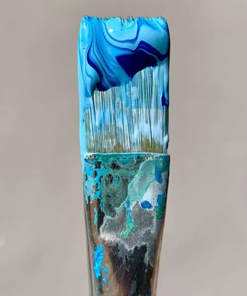 Pinsel mit blauer Farbe