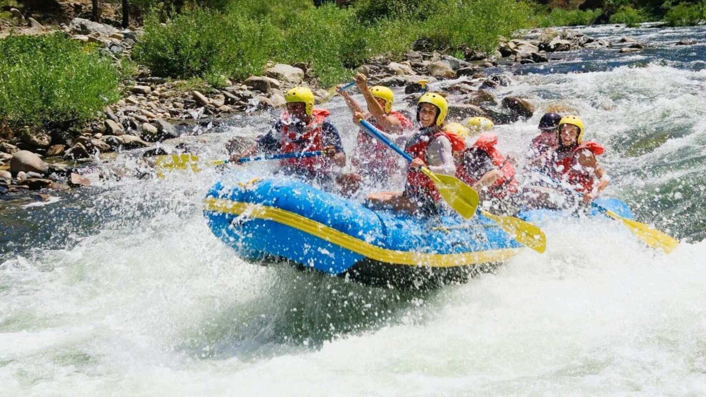 Team beim Rafting auf einem Wildwasserfluss – actionreiches Teambuilding in Lenggries mit gemeinsamen Herausforderungen und Naturerlebnis